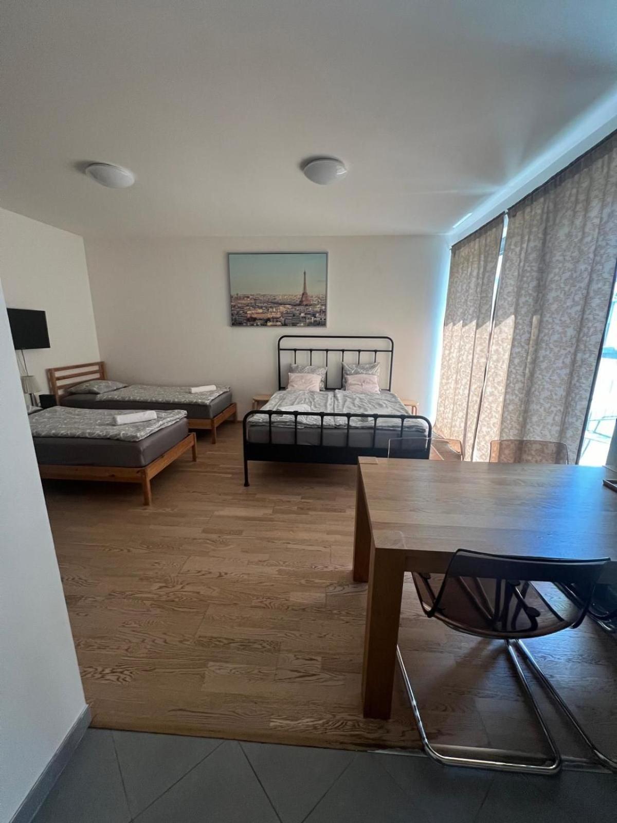 Apartment In Garden Towers Prague